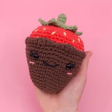 Giant Strawberry Amigurumi – Club Crochet Chocolate Coverd Strawberries, Strawberry Amigurumi, Club Crochet, Crochet Chocolate, Strawberry Crochet, Giant Strawberry, Chocolate Covered Strawberry, Christmas Craft Fair, Crochet Strawberry