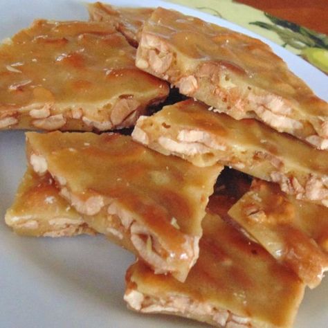 Cashew Brittle Recipe, Cashew Crunch Recipe, Pistachio Brittle, Cashew Brittle, Holiday Candy Recipes, Easy No Bake Cookies, Brittle Recipes, Homemade Food Gifts, Peanut Brittle