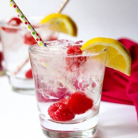 Raspberry Vodka Soda Raspberry Vodka Drinks, Raspberry Lemonade Vodka, Smirnoff Raspberry, Vodka Mojito, Pink Lemonade Vodka, Martini Recipes Vodka, Summer Vodka Cocktails, Strawberry Lemonade Recipe, Raspberry Cocktail