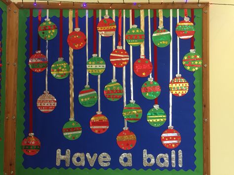 Bauble Christmas school display Christmas Displays Eyfs, Christmas Display Ideas School, Christmas Window Display School, Christmas Display Boards Nursery, Christmas Wall Display, Classroom Christmas Party Ideas, Wall Display Ideas, Classroom Windows, Party Ideas Decoration