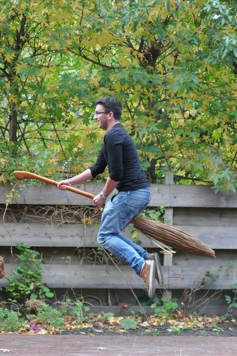 Someone Made the Nimbus 2000 From Harry Potter and It Looks Insanely Difficult The Weasley Family, Nimbus 2000, Family Clock, Weasley Family, Harry Potter Diy, Harry Potter Party, Harry Potter, Diy Projects, Clock