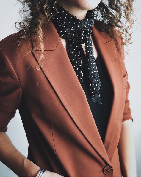 Add an embellished scarf to a basic blazer. Studded scarf and rust blazer. Fall outfit idea. source: @alterationsneeded on Instagram Rust Outfits For Women, Rust Blazer Outfit, Copper Outfit, Brown Blazer Outfit, Embellished Scarf, Fashion Layering, Three Piece Suits, Basic Blazer, Best Fall Outfits