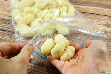 Freezing Gnocchi, Diy Gnocchi, How To Make Gnocchi, Frozen Gnocchi, Homesteading Knowledge, Gnocchi Easy, Homemade Tortellini, Gnocchi Recipes Homemade, Pasta Gnocchi