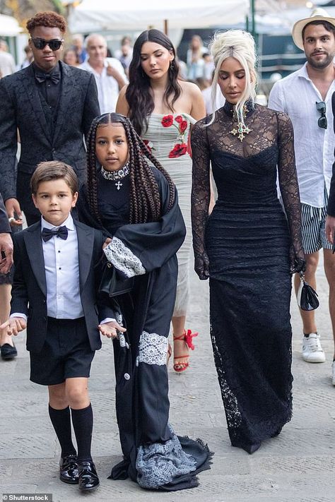 Kourtney Kardashian And Travis, Kardashian Wedding, Kardashian Dresses, Kim Kardashian Outfits, Kardashian Outfit, Gothic Looks, Wedding In Italy, Travis Barker, Kardashian Style