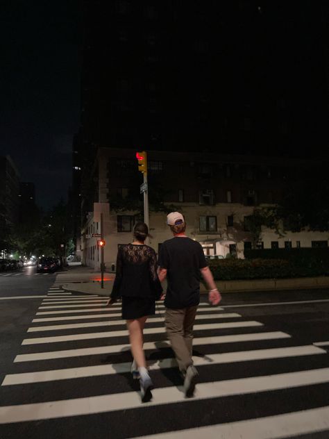 Couple nyc night out @hannahgorosh on instagram Night Out Boyfriend, Nyc With Boyfriend, Nyc Date Aesthetic, Couple Night Out, Fury Aesthetic, Nyc Couple Aesthetic, City Date Night, Nyc Date, Nyc Couple