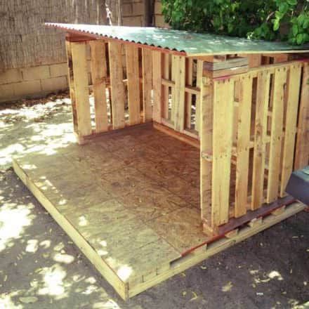 Fun Outdoor Diy Home Projects with Pallets • 1001 Pallets Diy Playhouse Plans, Outdoor Dog Area, Pallet Dog House, Pallet Playhouse, Pallet Furniture Plans, Crate Furniture Diy, Outdoor Dog House, Dog House Plans, Diy Playhouse