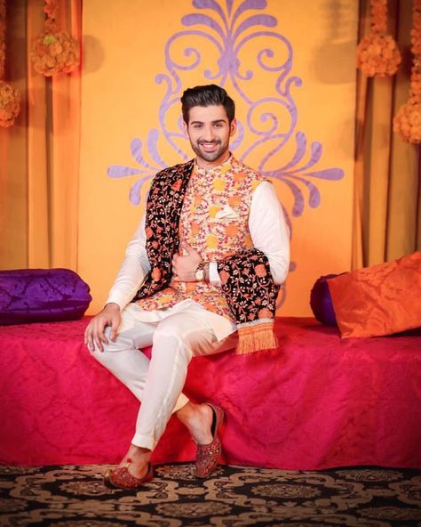 Mayyun bethgaye hain finally let the celebrations begin! Wearing @humayunalamgir @mahasphotographyofficial Mehndi Dress For Boys, Mehndi Dress For Groom, Mehndi Dress For Mens, Mens Wedding Wear Indian, Kurta Koti, Groom Haldi, Single Boys, Mehndi Outfit, Sherwani For Men Wedding