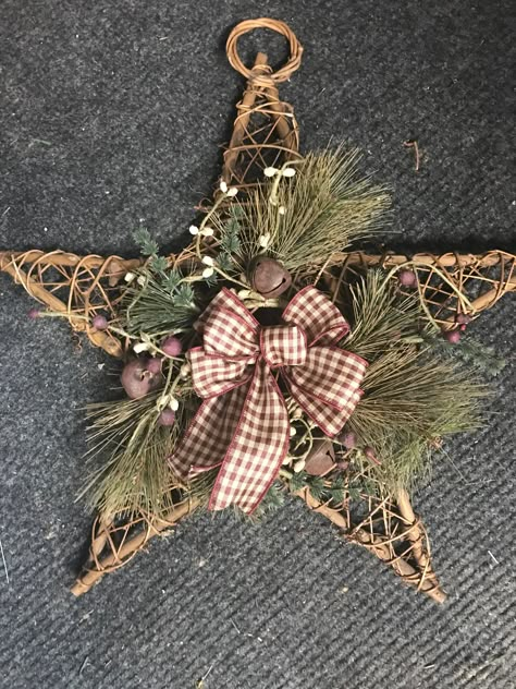 Christmas Star Wreath Ideas, Driftwood Christmas Decorations, Christmas Church Crafts, Antique Christmas Cards, Wood Wreaths, Christmas Decorations Sewing, Twig Crafts, Pine Cone Crafts, Xmas Wreaths