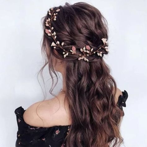 Nail Bride, Hairstyles Brides, Dark Fall Hair Colors, Guest Hairstyles, Hairstyle Bride, Birthday Dance, Pearl Hair Accessories, Ribbon For Hair, Hairstyles Bride