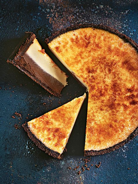 This magnificent chocolate-vanilla brulee cheesecake is your new show stopper at your next get together! Brulee Cheesecake, Healthy Cheese, Cheesecake Brownie, Cheesecake Recipes Classic, Cranberry Muffins, Donna Hay, Classic Cheesecake, Cheesecake Cake, Beef Wellington