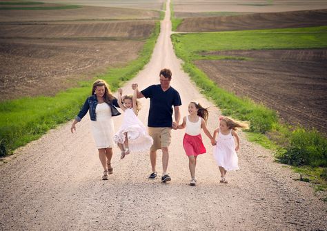 Great wide shot for a family portrait Fun Family Portraits, Outdoor Family Portraits, Family Portrait Poses, Engagement Photos Country, Family Picture Poses, Future Photos, Family Photo Pose, Photographs Ideas, Photography Images