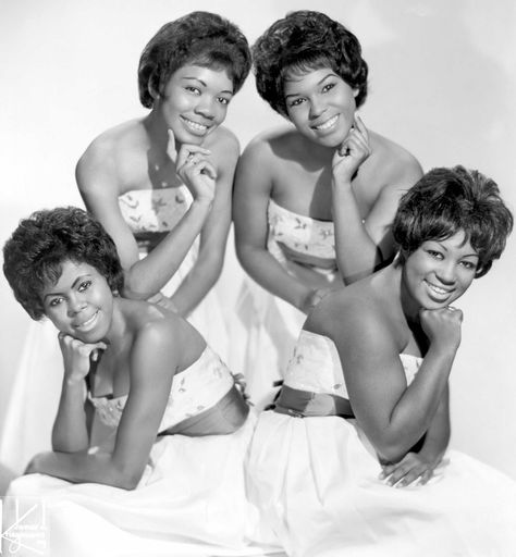 the Shirelles (American music group) - Images | Britannica The Shirelles, 60s Girl, The Ronettes, 60s Music, Carole King, Oldies Music, No One Loves Me, Alfred Hitchcock