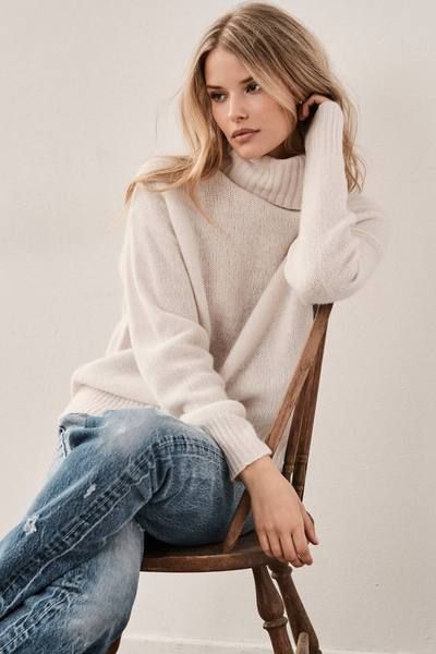 Roll Neck Sweater Outfit, High Turtleneck, Casual Outfit Inspiration, Cashmere Color, Roll Neck Sweater, Womens Turtleneck, Outfits Winter, How To Pose, Model Poses