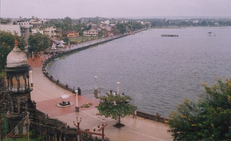 On western side of Mahalakshmi temple, the Rankala Lake, is a popular evening spot and recreation centre. This lake was constructed by late Maharajah, Shri Shahu Chhatrapati. The #Lake is surrounded by Chaupati and other gardens. In the backdrop stands majestic Shalini Palace. Rankala Lake Kolhapur, Maharashtra Travel, Sahyadri Mountains, Backdrop Stands, Content Production, Sample Board, Film Making, Picnic Spot, Motion Pictures