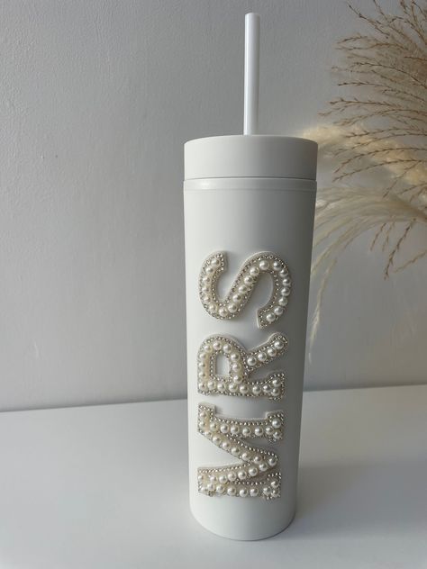 A stunning reusable cold cup.  Great to celebrate on your Hen do or to carry around on your wedding day so you don't spill your drink on your special dress. The letters are made from pearls and diamantés and sparkle in the light. The cup is only suitable for cold drinks and not dishwasher safe. This is hand wash only sue to all the delicate beads. Hen Do Ideas Decorations, Diy Bride Gifts, Bride Crafts, Hen Do Decorations, Cruise Bachelorette, Mrs Tumbler, Bachelorette Diy, Bride Era, Bride Cup