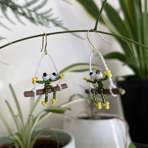 Diy Frog Earrings, Beaded Frog, Diy Earrings Dangle, Bead People, Frog Earrings, Earring Inspo, Frog Jewelry, Frog Crafts, Girly Pop