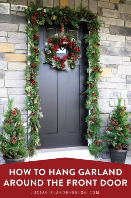 Simple Christmas Porch Decor, Simple Christmas Porch, Outdoor Christmas Garland, Outdoor Garland, Pictures Friends, Front Door Christmas Decorations, Christmas Decorations Garland, Costumes Couples, Christmas Yard Decorations