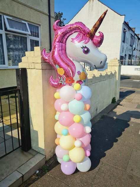 Unicorn Theme Balloon Decor, Unicorn Birthday Centerpieces Diy, Unicorn Balloon Column, Unicorn Birthday Balloons, Unicorn Backdrop Ideas, Unicorn Balloon Decorations, Unicorn Balloon Ideas, Unicorn Birthday Party Backdrop, Unicorn Party Balloons