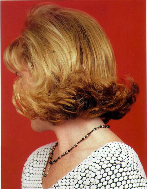 Flip Flip Up Hairstyles, 80s Short Hair, Flipped Hair, 1960s Hair, Bouffant Hair, Hair Catalog, Athletic Hairstyles, Shoulder Length Hair Cuts, Hair Flip