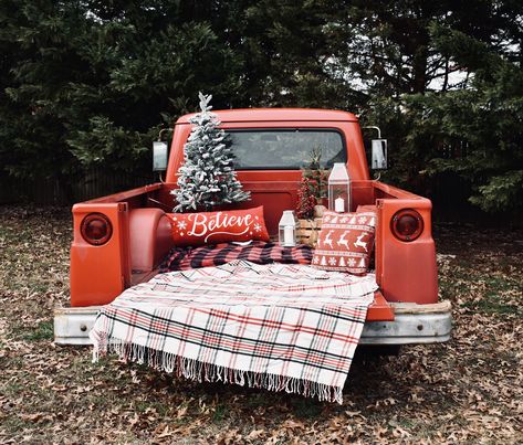 Christmas Country Photoshoot, Christmas Photoshoot Ideas Truck, Rustic Truck Christmas Pictures, Truck Bed Christmas Photos, Red Pickup Truck Christmas Photos, Red Truck Mini Session, Old Red Truck Christmas Pictures, Christmas Mini Sessions Red Truck, Truck Bed Mini Session