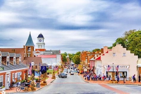 The 8 Most Charming Small Towns in Tennessee Jonesborough Tennessee, Burgess Falls State Park, Pretty Scenery, Natchez Trace, Southern Travel, Tennessee Travel, Chapel Hill Nc, Kayak Adventures, Wine Trail