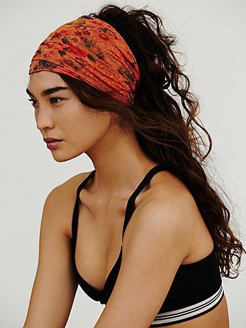 30+ Gorgeous Scarf on Head Ideas For A Bad Hair Day Tichel Fashion, Hair Without Volume, How To Wear Headbands, Office Hairstyles, Hair Scarf Styles, Head Scarf Styles, Chic Hairstyles, Boho Headband, Hair Scarf