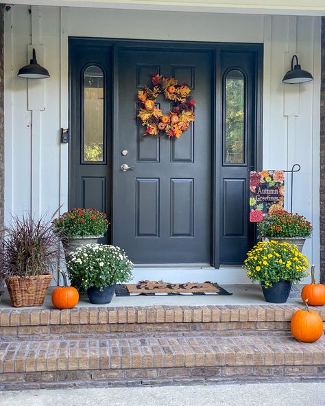 Dark Houses, Fall Curb Appeal, Front Door Interior, Farmhouse Front Door, Dark House, Entryway Ideas, Main Door, Building Ideas, Farmhouse Homes