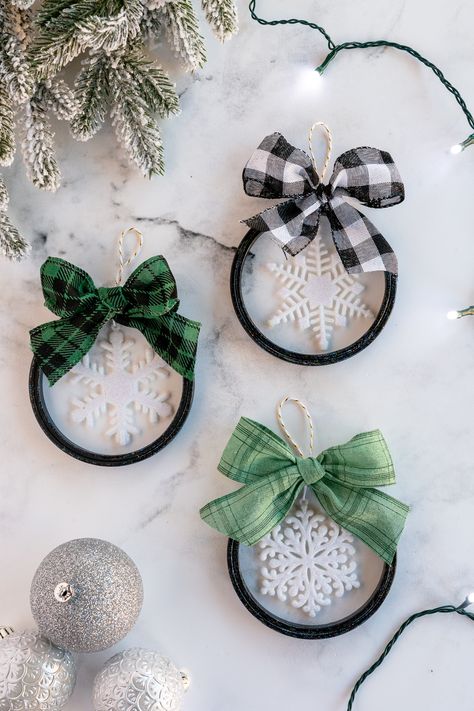 Front Door Wreaths, Xmas Ornaments Diy, Embroidery Hoop Ornaments, Aesthetic Home Design, Made To Be A Momma, Hoop Ornaments, Embroidery Hoop Crafts, Farmhouse Ornaments, Classy Christmas