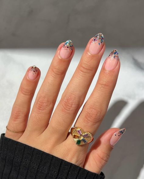 Embracing Elegance and Whimsy: Short Almond Nails Spring 2024 Trends - divagaze.com Short Almond Nail Designs, Monochromatic Nails, Almond Nail Designs, Feather Touch, Short Almond Nails, Short Almond, Floral Decal, Almond Nails Designs, Adored Vintage