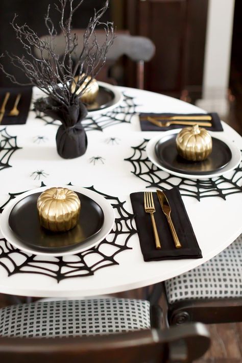 Halloween Dining Table, Décoration Table Halloween, Dining Table Decorations, Halloween Table Settings, Table Halloween, Halloween Fest, Halloween Decor Diy, Classy Halloween, Halloween Tablescape