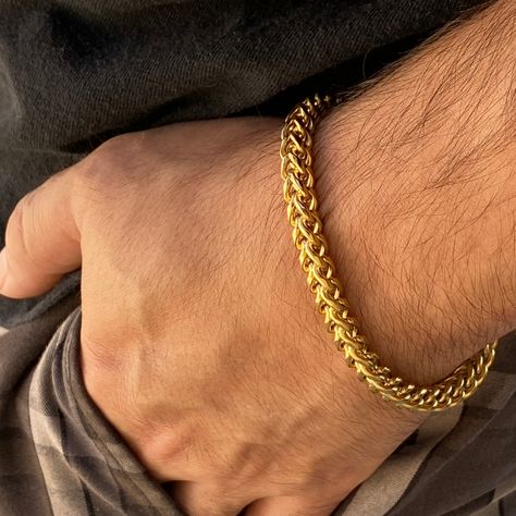 Men's franco chain hip hop bracelet. Measures 9" inch long x 6MM thick. 18k gold plated over stainless steel - stamped on the clasp. Real solid stainless steel jewelry. Solid weight at approx. 32 grams. Stylish bayonet locking snap clasp. Won't fade or turn your skin green. Super shiny bracelet is stunning. Check us out! Gold Bracelets For Men, Mens Bracelet Gold Jewelry, Man Gold Bracelet Design, Gold Pendants For Men, Men Jewellery, Gold Mangalsutra Designs, Mens Gold Jewelry, Mens Gold Rings, Mens Bracelet Silver