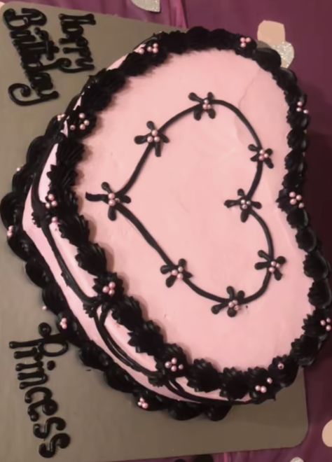 Early 2000s Bday Cake, Birthday Ideas Grunge, Pink Skull Cake, Y2k Birthday Cake Aesthetic, Emo Bday Cake, Goth Birthday Cake Simple, Edgy Birthday Cake, Goth 21st Birthday, Y2k Cakes Birthday