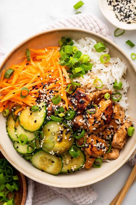 Salmon Rice Bowl Recipes Healthy, Salmon Bowls Healthy Easy, Fish Rice Bowl, Salmon Bowls Healthy, Healthy Salmon Dinner Recipes, Dinner Ideas Salmon, Fish Salad Recipe, Salmon And Quinoa, Salmon With Rice