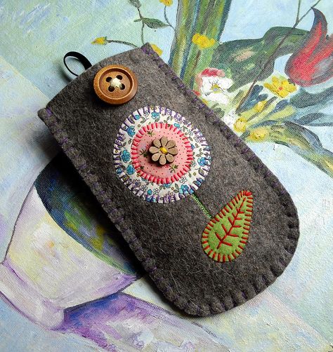 Felt Glasses Case, Felt Phone Cases, Felt Phone, Felt Case, Crochet Phone Cases, Crochet Mobile, Wool Felt Projects, Felt Creations, Felt Embroidery