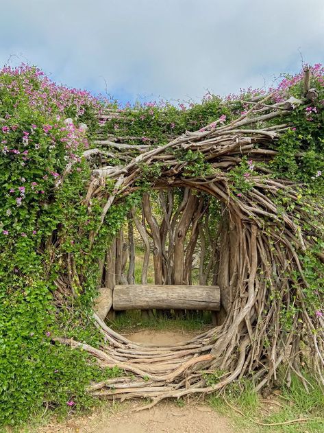 Backyard Hobbit House, Living Garden Structures, Nature Art Installation, Enchanted Garden Backyard, Forest Garden Ideas, Moongate Garden, Trin For Trin Tegning, Hobbit Garden, Peace Garden