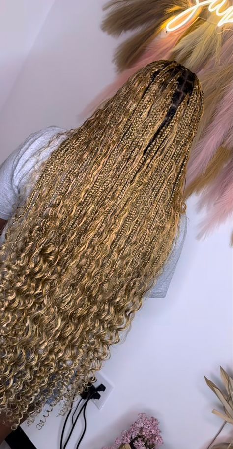 Honey Blonde Braids With Curls, Blond Boho Braids, Honey Blonde Boho Braids, Brown And Blonde Goddess Braids, Blond Goddess Braids, Honey Blonde Boho Knotless Braids, Honey Blonde Goddess Braids, Blonde Boho Knotless Braids, Blonde Goddess Braids