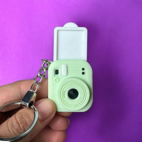 Carry your memories everywhere with this charming Instax Mini camera-shaped keychain! This adorable accessory is not only functional but also a gift laden with emotional significance. Each keychain comes with a personalized photo, making it a unique and heartfelt gesture for any special occasion. Want to surprise your best friend, sister, or even your pet? This keychain is the perfect gift to express your appreciation and love. Its delightful design makes it ideal for everyday use, adding a touch of sweetness and style to your keys. Whether it's Mother's Day, a birthday, or just to say "I love you," this keychain will be the center of attention and a constant reminder of those happy moments captured in the photo. Make every day special with this unique and love-filled detail! The size of t Mini Camera Keychain, Mini Gifts For Him, Instax Mini Ideas, Photo Keychains, Camera Keychain, Instax Mini Camera, Unique Keychain, Unique Keychains, Arlington Va