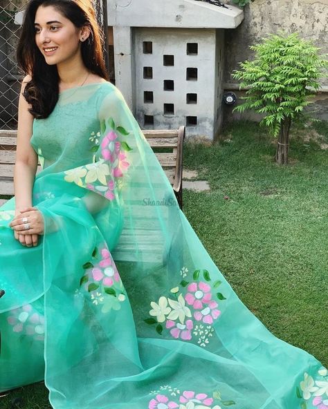 Trending Hand-Painted Sarees That Are Fresh, Chic 1 Minute Saree, Quotes Korean, Organza Suit, Saree Painting Designs, Printed Organza, Saree Painting, Floral Print Sarees, Hats Summer, Hand Painted Dress