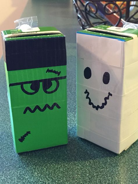 Monster Halloween Juice Boxes! Perfect for pre-school parties! Halloween Juice Box Ideas, Halloween Juice Boxes, Comidas Halloween, Halloween Juice Box, Halloween Class Treats, Kindergarten Halloween Party, Halloween Classroom Treats, Kindergarten Halloween, Halloween Juice