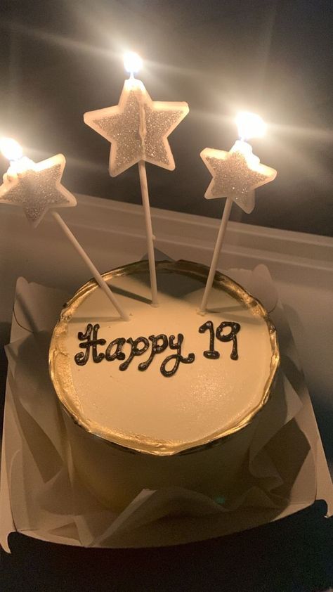 19 Cake Birthday, Nineteen Birthday, Cute Birthday Cake Ideas, Happy 19 Birthday To Me, Jokes About Marriage, 34 Birthday, 17 Doğum Günü, Cute Birthday Cake, Happy Birthday 19