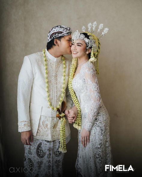 Pasangan Rizky Febian dan Mahalini telah resmi menjadi pasangan suami istri. Prosesi akad nikah keduanya telah digelar di sebuah Hotel Raffles Jakarta, pada Jumat Pagi (10/5/2024). _ Rizky dan Mahalini tampak serasi bersanding saat Akad dalam balutan beskap dan kebaya tradisional berwarna putih rancangan desainer yang sama dikenakannya saat Mepamit, @askyfebrianti. Mahalini melengkapi penampilannya dengan beberapa aksesori dan siger Sunda rancangan @rinaldyyunardi, sedangkan Rizky Febian meng... Ombre Lips, Matte Lip Cream, Lip Cream, Matte Lip, Wedding Poses, Best Seller, Instagram Feed, Our Wedding, Jam