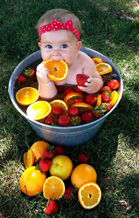 Diy Fruit Bath Photography, Baby Fruit Bath Photoshoot, Fruit Bath Photoshoot, Summer Baby Photos, Baby Milk Bath, Milk Bath Photos, Bath Photos, Bath Pictures, Photo Bb