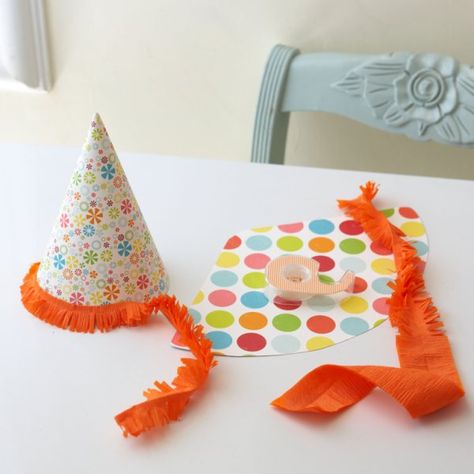 premade hat, fold crepe paper in half , cut both sides up and down and then attach to hat.. Diy Birthday Party Hats, Anniversaire Diy, Polka Dot Party, Events Design, Birthday Party Hats, Diy Hat, Birthday Hat, Party Hat, Smash Cake