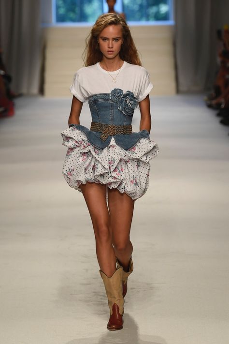 Western Runway Fashion, Music Videos Outfits, Western Runway, Movement Design, Cowboy Carter, February 2025, Cowgirl Aesthetic, Vintage Runway, Stage Outfits