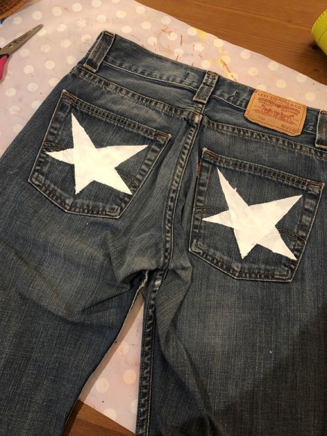 Jeans With Stars On Back Pocket, Star Jeans Diy, Star Pocket Jeans, Redesign Clothes Diy, What To Wear To London, Redesign Clothes, Folding Jeans, Denim Diy Clothes, Winter Style Guide