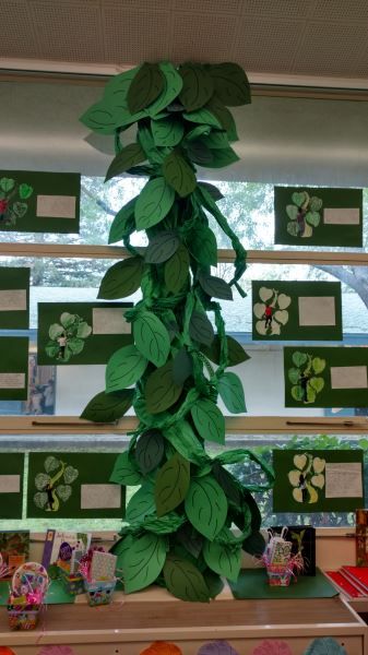 GIANT Paper Bean Stalk Jack And The Beanstalk Decorations Ideas, Bean Stalk Craft, Bean Stalk, Jack And The Beanstalk Decorations, Jack And The Bean Stalk, Enchanted Forest Book Fair, Fairytale Classroom, School Library Book Displays, Plants Classroom