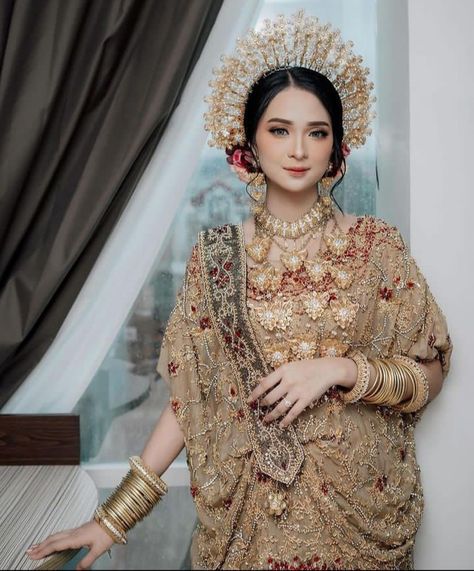 Dress Pengantin, Adat Bugis, Wedding Dress Hijab, Pose Pengantin, Model Hijab, Asian Bridal Makeup, Muslimah Wedding Dress, Muslimah Wedding, Hairdo Wedding