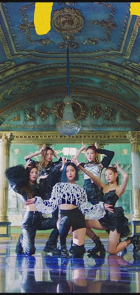 Itzy Wannabe Wallpaper, Kpop Halloween Costume, Itzy Wannabe, Group Poses, Group Pic, Fantasy Beasts, Kpop Posters, Uzzlang Girl, Friend Photoshoot