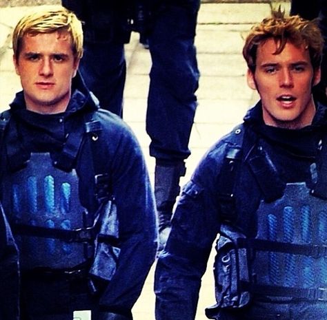 Peeta And Finnick, Hunger Games Finnick, Game Bts, Hunger Games Cast, Hunger Games Fandom, Finnick Odair, Dystopian Books, Sam Claflin, Hunger Games 3