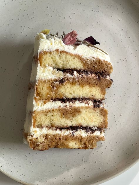 Tiramisu Birthday Cake, Chocolate Tiramisu, Tiramisu Cake, Diy Wedding Cake, Food Crush, Vanilla Cake Recipe, Baking Tins, Buttercream Cake, Cafe Food